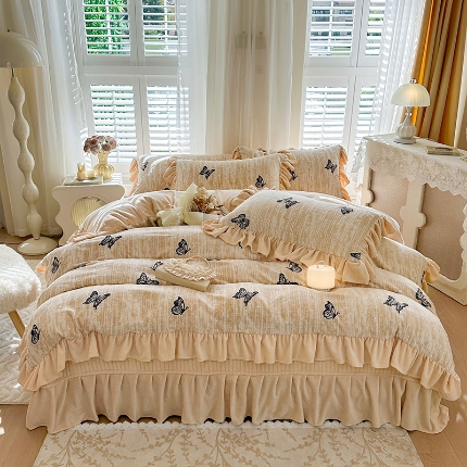 91家纺网 家纺一手货源 找家纺 （总）芷卧 2025新款高克重雕花牛奶绒夹棉床盖款四件套