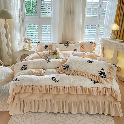 91家纺网 家纺一手货源 找家纺 （总）芷卧 2025新款高克重雕花牛奶绒夹棉床盖款四件套