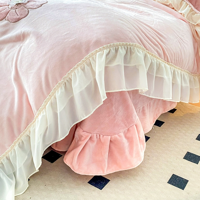 91家纺网 家纺一手货源 找家纺 2024加厚大版花卉牛奶绒刺绣花四件套小清新公主风韩版婴儿绒宝宝绒兔绒法莱绒金貂绒四件套床单床盖款单被套 安琪儿—樱花粉 