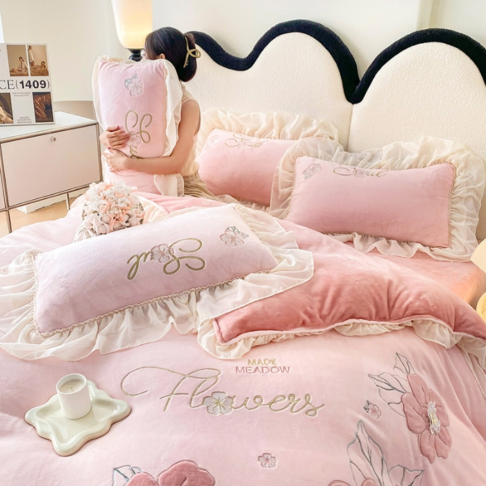 91家纺网 家纺一手货源 找家纺 2024加厚大版花卉牛奶绒刺绣花四件套小清新公主风韩版婴儿绒宝宝绒兔绒法莱绒金貂绒四件套床单床盖款单被套 安琪儿—樱花粉 