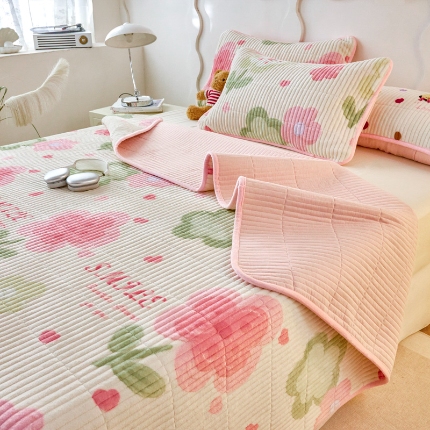 91家纺网 家纺一手货源 找家纺 （总）X猫先生 2024新款牛奶绒床盖床垫小清新印花夹棉水洗棉炕盖双面两用