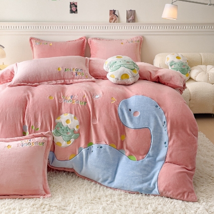 91家纺网 家纺一手货源 找家纺 （总）苏东来2025秋冬新款高克重加厚牛奶绒四件套大版卡通牛奶绒刺绣贴布绣床裙款四件套金貂绒婴儿绒四件套