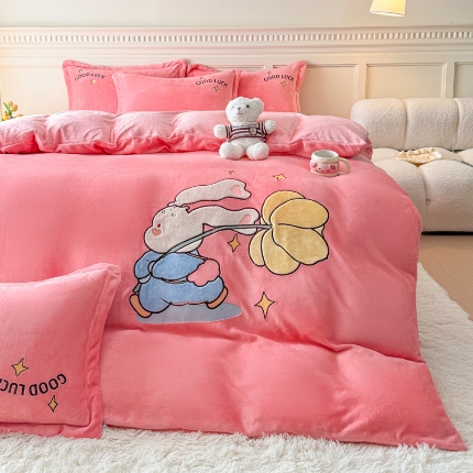 91家纺网 家纺一手货源 找家纺 （总）苏东来2025秋冬新款高克重加厚牛奶绒四件套大版卡通牛奶绒刺绣贴布绣床裙款四件套金貂绒婴儿绒四件套