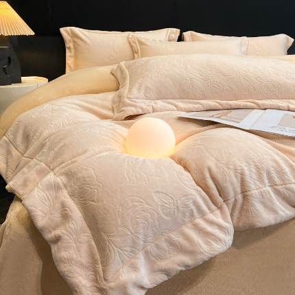 91家纺网 家纺一手货源 找家纺 （总）控价 2025年新款240克全消光A类烂花牛奶绒四件套-蝴蝶戏花