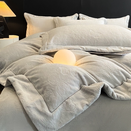 91家纺网 家纺一手货源 找家纺 （总）控价 2025年新款240克全消光A类烂花牛奶绒四件套-蝴蝶戏花