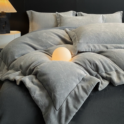 91家纺网 家纺一手货源 找家纺 （总）控价 2025年新款240克全消光A类烂花牛奶绒四件套-蝴蝶戏花