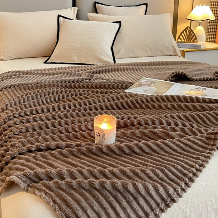 91家纺网 家纺一手货源 找家纺 （总）一帆毯业 2024新款抽条压缩代发抽空跨境外贸260克兔毛珊瑚法兰绒空调毯子抽条毛毯简约牛奶绒盖毯