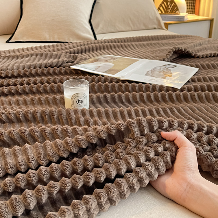 91家纺网 家纺一手货源 找家纺 （总）一帆毯业 2024新款抽条压缩代发抽空跨境外贸260克兔毛珊瑚法兰绒空调毯子抽条毛毯简约牛奶绒盖毯