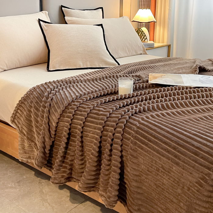 91家纺网 家纺一手货源 找家纺 （总）一帆毯业 2024新款抽条压缩代发抽空跨境外贸260克兔毛珊瑚法兰绒空调毯子抽条毛毯简约牛奶绒盖毯