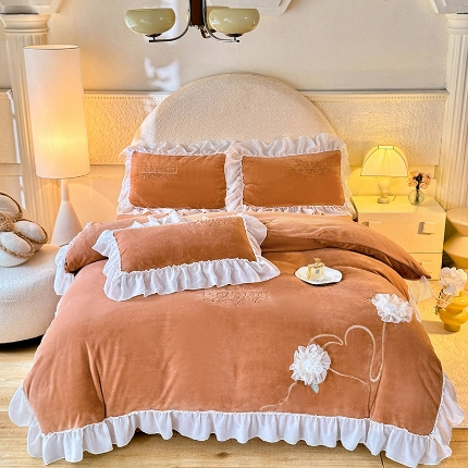 91家纺网 家纺一手货源 找家纺 （总）2025秋冬新款230g法式公主粉少女心牛奶绒四件套法莱绒金貂绒兔兔绒牛奶绒床裙款四件套蝴蝶花绒床盖款四件套
