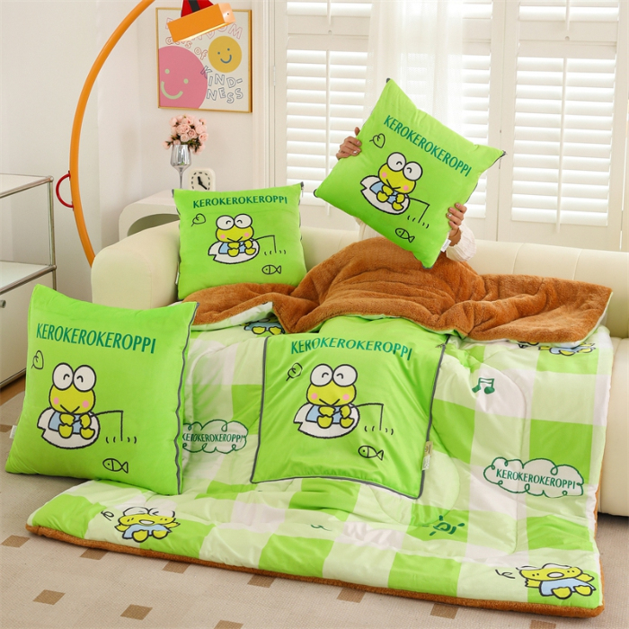 91家纺网 家纺一手货源 找家纺 照世家纺 2024新款三丽鸥印花抱枕被（控价59、82、109、139） 大眼蛙