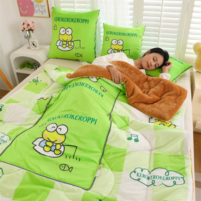 91家纺网 家纺一手货源 找家纺 照世家纺 2024新款三丽鸥印花抱枕被（控价59、82、109、139） 大眼蛙