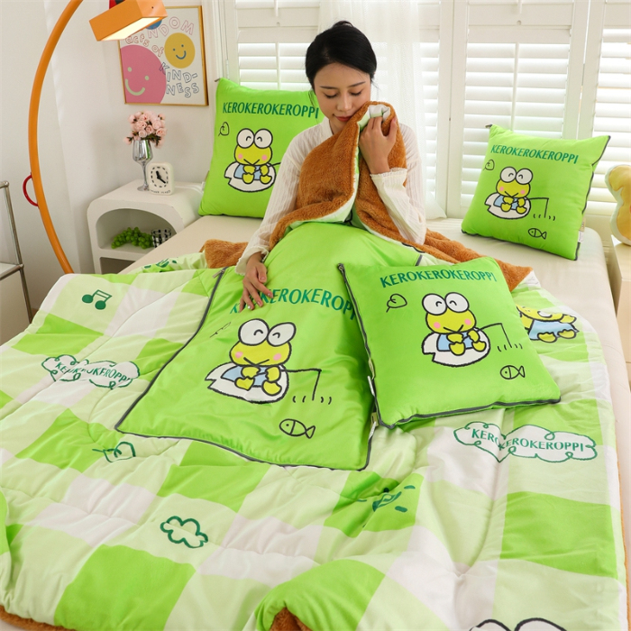 91家纺网 家纺一手货源 找家纺 照世家纺 2024新款三丽鸥印花抱枕被（控价59、82、109、139） 大眼蛙