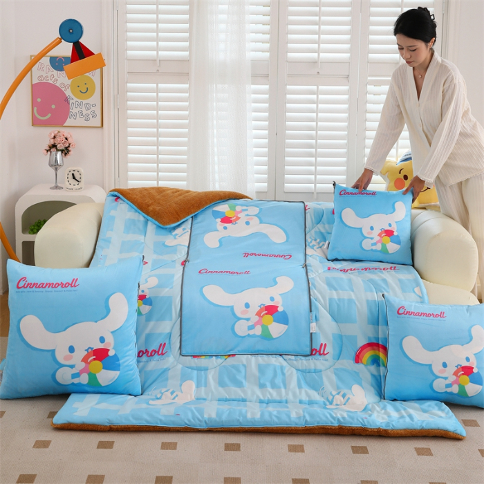 91家纺网 家纺一手货源 找家纺 照世家纺 2024新款三丽鸥印花抱枕被（控价59、82、109、139） 玉桂狗