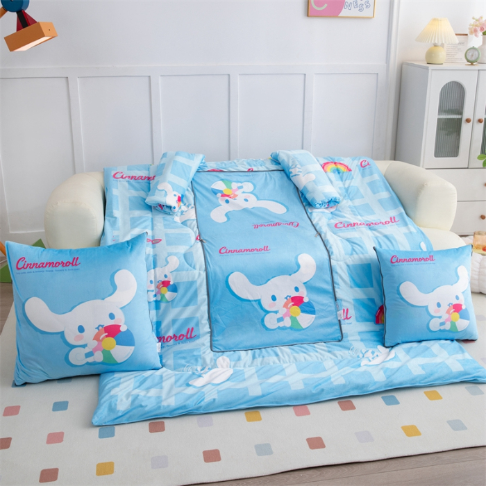 91家纺网 家纺一手货源 找家纺 照世家纺 2024新款卡通三丽鸥水晶绒多功能带袖一体式抱枕被 玉桂狗