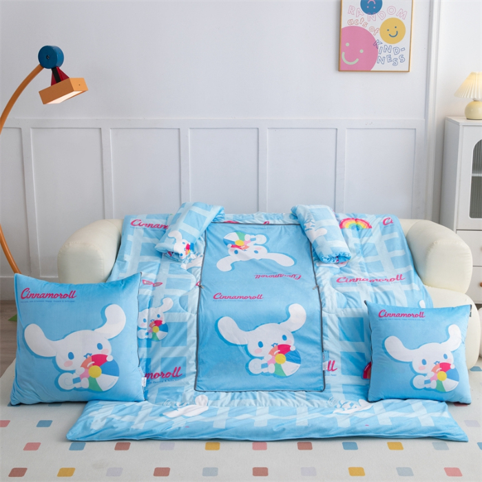 91家纺网 家纺一手货源 找家纺 照世家纺 2024新款卡通三丽鸥水晶绒多功能带袖一体式抱枕被 玉桂狗