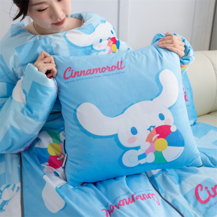 91家纺网 家纺一手货源 找家纺 照世家纺 2024新款卡通三丽鸥水晶绒多功能带袖一体式抱枕被 玉桂狗