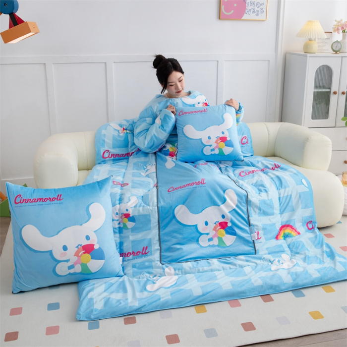 91家纺网 家纺一手货源 找家纺 照世家纺 2024新款卡通三丽鸥水晶绒多功能带袖一体式抱枕被 玉桂狗