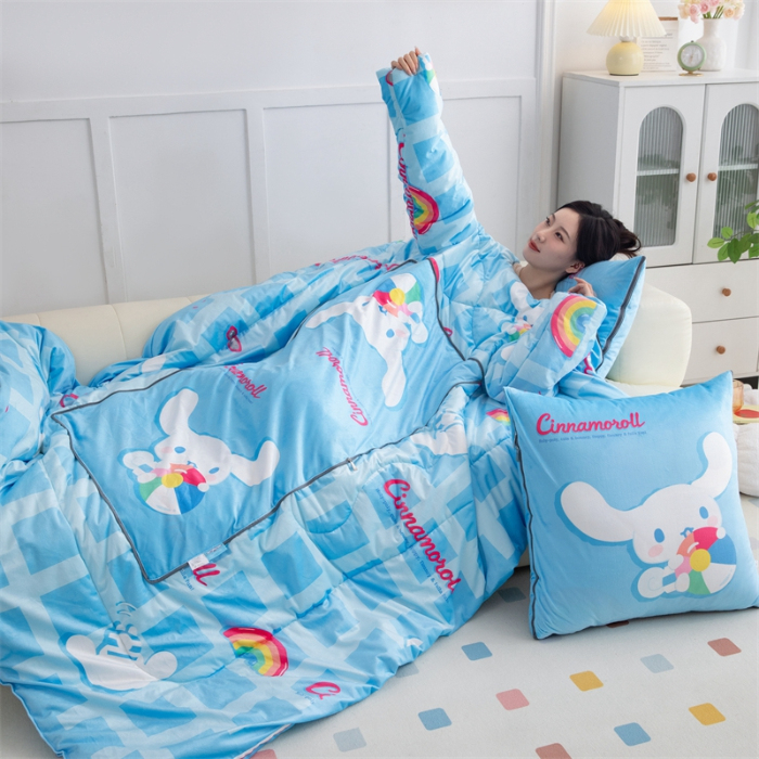 91家纺网 家纺一手货源 找家纺 照世家纺 2024新款卡通三丽鸥水晶绒多功能带袖一体式抱枕被 玉桂狗