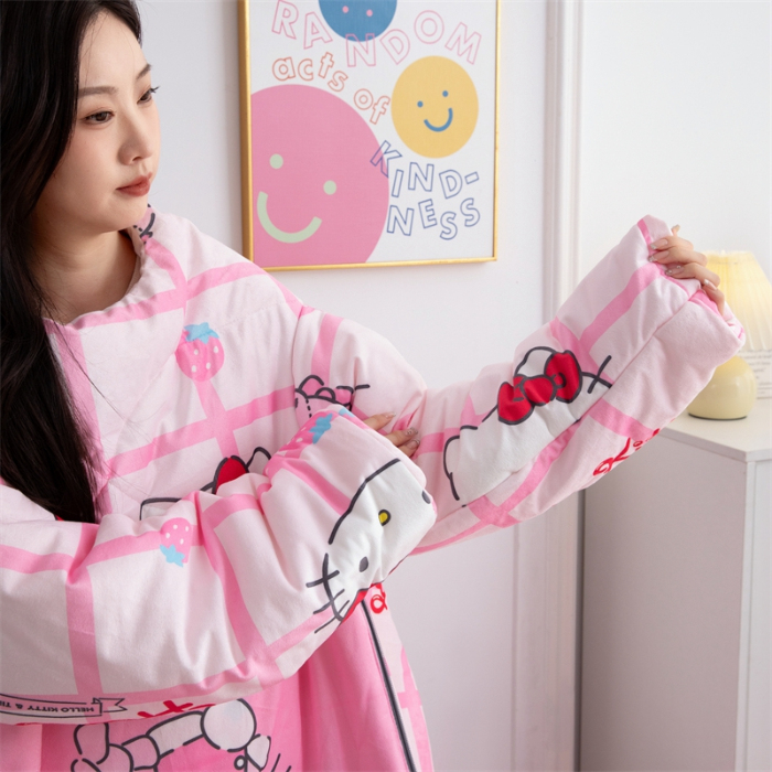 91家纺网 家纺一手货源 找家纺 照世家纺 2024新款卡通三丽鸥水晶绒多功能带袖一体式抱枕被 凯蒂猫