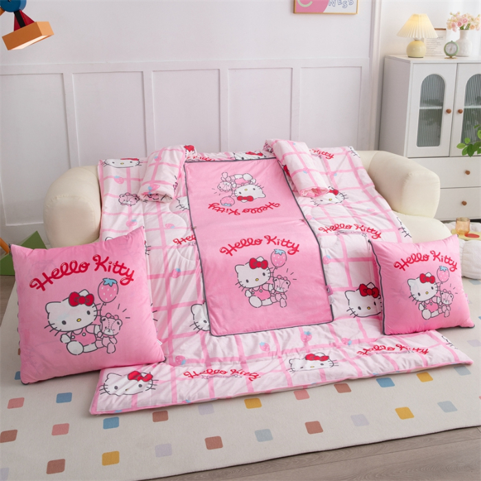 91家纺网 家纺一手货源 找家纺 照世家纺 2024新款卡通三丽鸥水晶绒多功能带袖一体式抱枕被 凯蒂猫