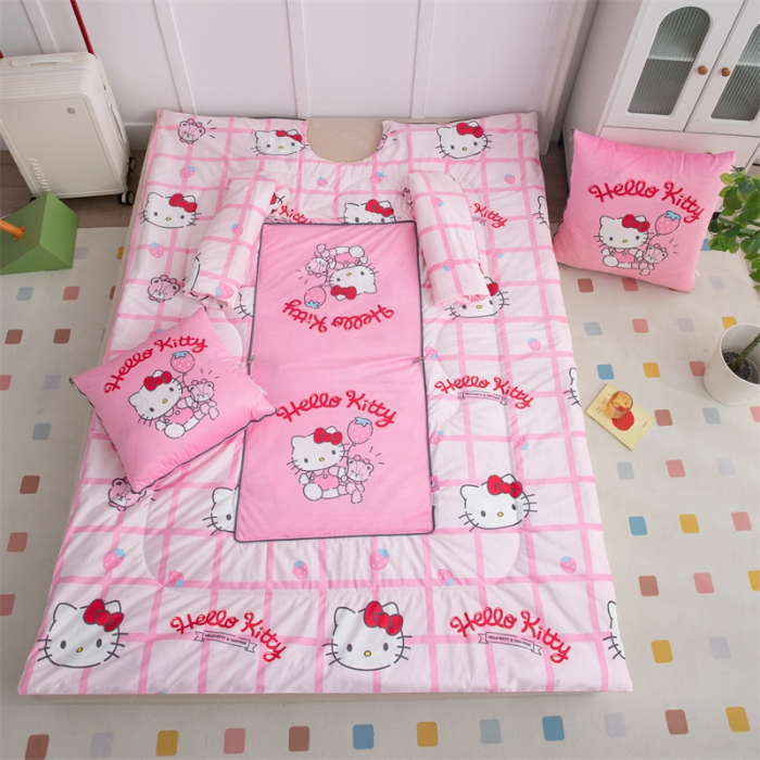 91家纺网 家纺一手货源 找家纺 照世家纺 2024新款卡通三丽鸥水晶绒多功能带袖一体式抱枕被 凯蒂猫