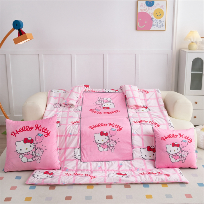 91家纺网 家纺一手货源 找家纺 照世家纺 2024新款卡通三丽鸥水晶绒多功能带袖一体式抱枕被 凯蒂猫