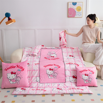 91家纺网 家纺一手货源 找家纺 照世家纺 2024新款卡通三丽鸥水晶绒多功能带袖一体式抱枕被 凯蒂猫