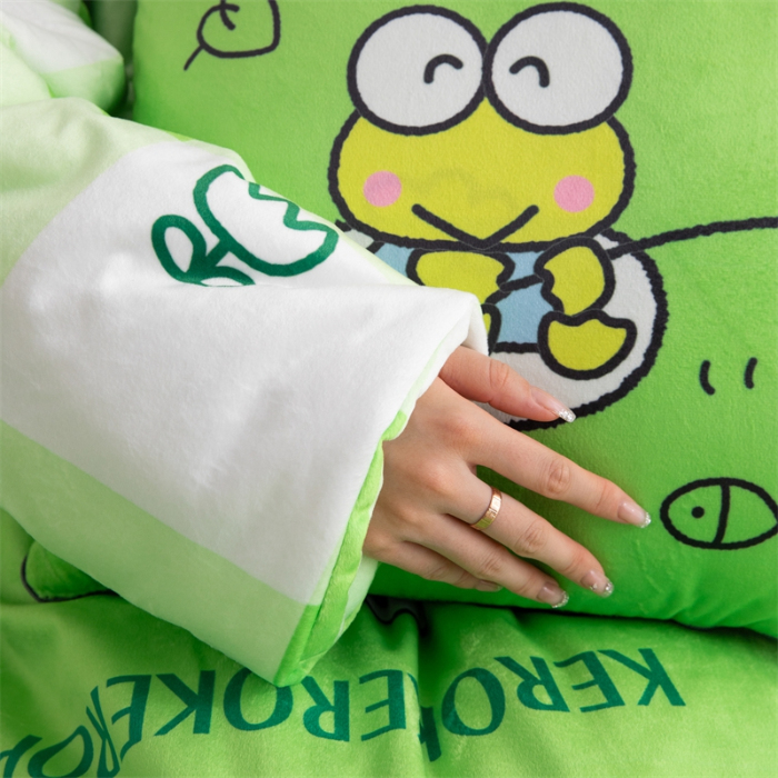 91家纺网 家纺一手货源 找家纺 照世家纺 2024新款卡通三丽鸥水晶绒多功能带袖一体式抱枕被 大眼蛙