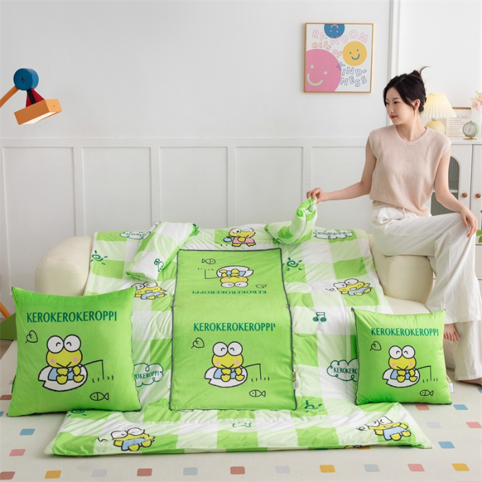 91家纺网 家纺一手货源 找家纺 照世家纺 2024新款卡通三丽鸥水晶绒多功能带袖一体式抱枕被 大眼蛙