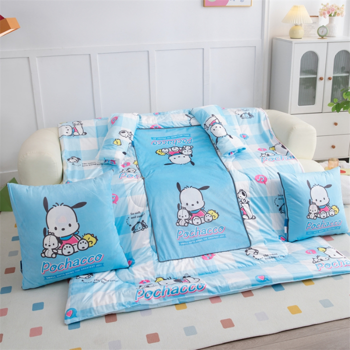 91家纺网 家纺一手货源 找家纺 照世家纺 2024新款卡通三丽鸥水晶绒多功能带袖一体式抱枕被 帕恰狗