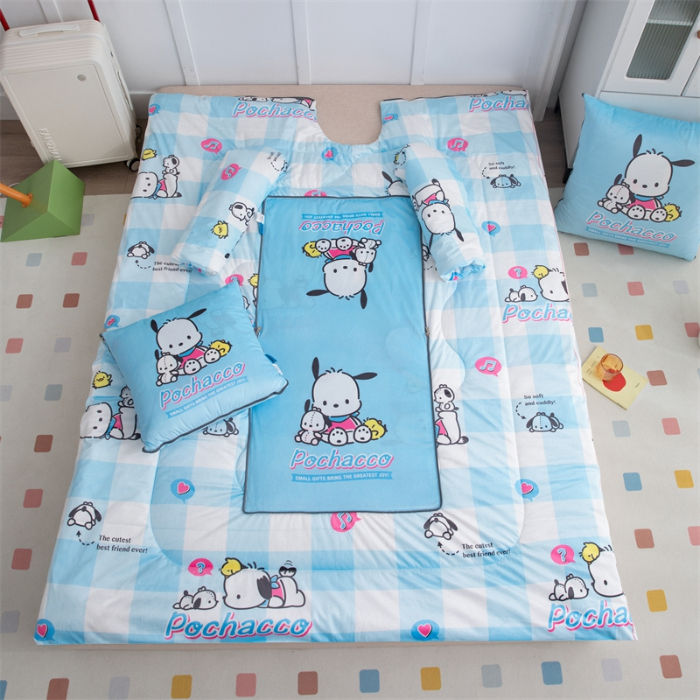 91家纺网 家纺一手货源 找家纺 照世家纺 2024新款卡通三丽鸥水晶绒多功能带袖一体式抱枕被 帕恰狗