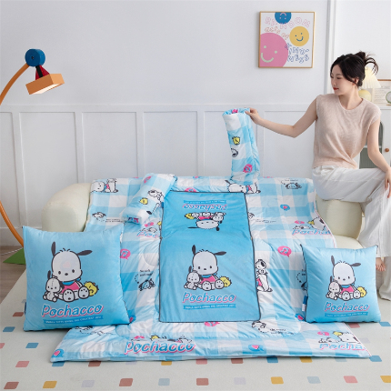 91家纺网 家纺一手货源 找家纺 照世家纺 2024新款卡通三丽鸥水晶绒多功能带袖一体式抱枕被 帕恰狗