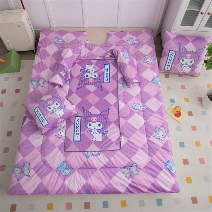 91家纺网 家纺一手货源 找家纺 照世家纺 2024新款卡通三丽鸥水晶绒多功能带袖一体式抱枕被 库洛米