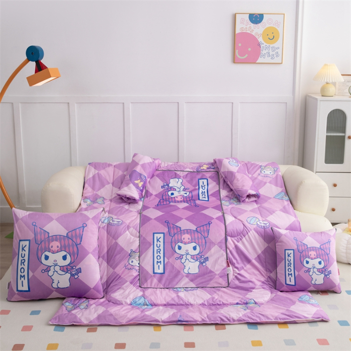 91家纺网 家纺一手货源 找家纺 照世家纺 2024新款卡通三丽鸥水晶绒多功能带袖一体式抱枕被 库洛米