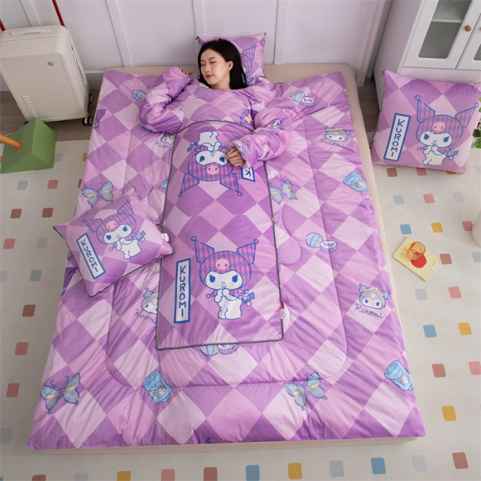 91家纺网 家纺一手货源 找家纺 照世家纺 2024新款卡通三丽鸥水晶绒多功能带袖一体式抱枕被 库洛米