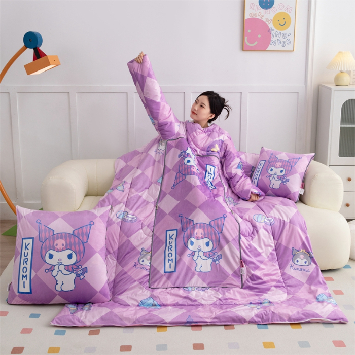 91家纺网 家纺一手货源 找家纺 照世家纺 2024新款卡通三丽鸥水晶绒多功能带袖一体式抱枕被 库洛米