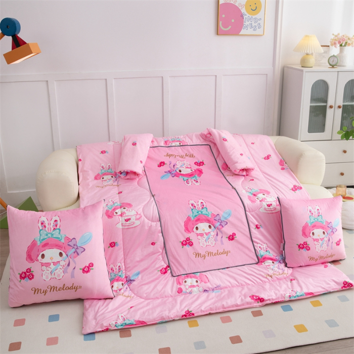 91家纺网 家纺一手货源 找家纺 照世家纺 2024新款卡通三丽鸥水晶绒多功能带袖一体式抱枕被 美乐蒂