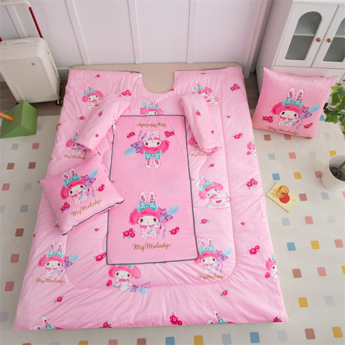 91家纺网 家纺一手货源 找家纺 照世家纺 2024新款卡通三丽鸥水晶绒多功能带袖一体式抱枕被 美乐蒂