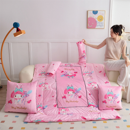 91家纺网 家纺一手货源 找家纺 照世家纺 2024新款卡通三丽鸥水晶绒多功能带袖一体式抱枕被 美乐蒂