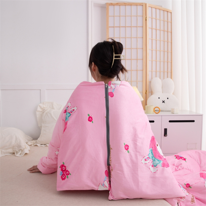 91家纺网 家纺一手货源 找家纺 照世家纺 2024新款卡通三丽鸥水晶绒多功能带袖一体式懒人被 美乐蒂