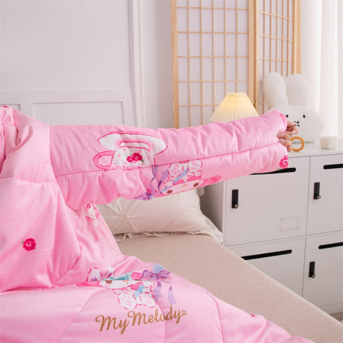 91家纺网 家纺一手货源 找家纺 照世家纺 2024新款卡通三丽鸥水晶绒多功能带袖一体式懒人被 美乐蒂