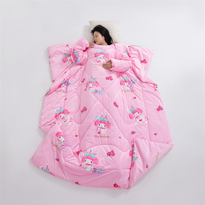 91家纺网 家纺一手货源 找家纺 照世家纺 2024新款卡通三丽鸥水晶绒多功能带袖一体式懒人被 美乐蒂