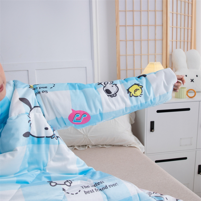 91家纺网 家纺一手货源 找家纺 照世家纺 2024新款卡通三丽鸥水晶绒多功能带袖一体式懒人被 帕恰狗