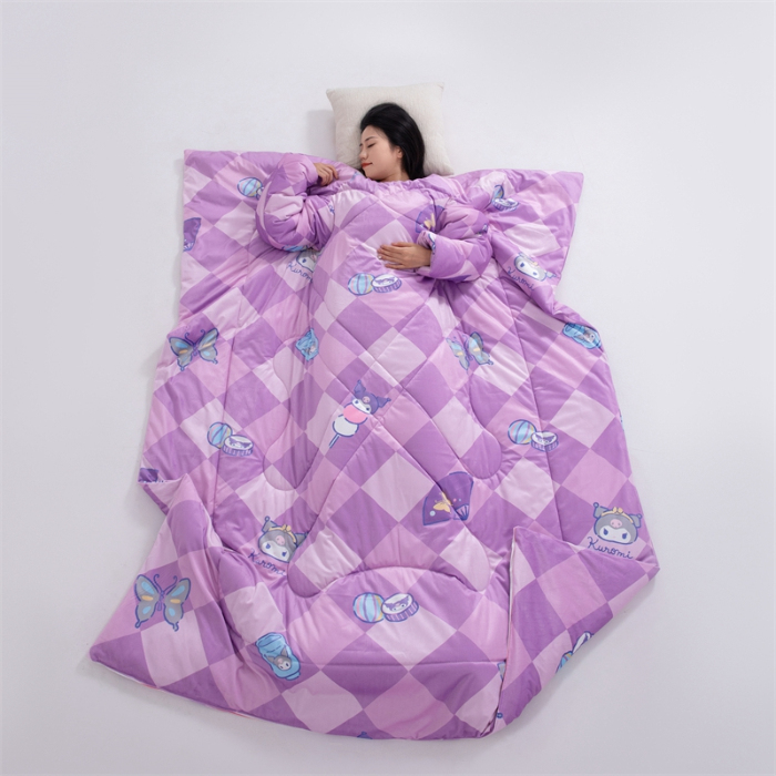 91家纺网 家纺一手货源 找家纺 照世家纺 2024新款卡通三丽鸥水晶绒多功能带袖一体式懒人被 库洛米
