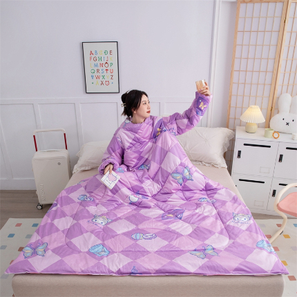 91家纺网 家纺一手货源 找家纺 照世家纺 2024新款卡通三丽鸥水晶绒多功能带袖一体式懒人被 库洛米