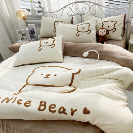 91家纺网 家纺一手货源 找家纺 （总）逸林家纺《原希尔顿逸林》 2024新款牛奶绒毛巾绣四件套加厚立体卡通牛奶绒四件套