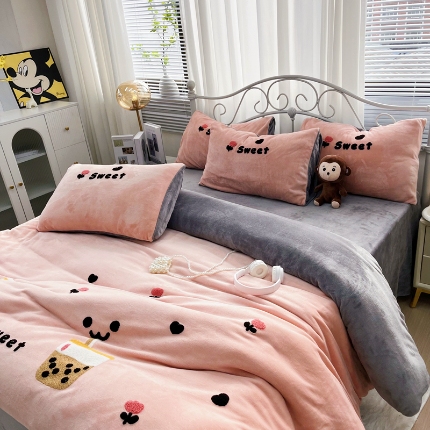 91家纺网 家纺一手货源 找家纺 （总）逸林家纺《原希尔顿逸林》 2024新款牛奶绒毛巾绣四件套加厚立体卡通牛奶绒四件套