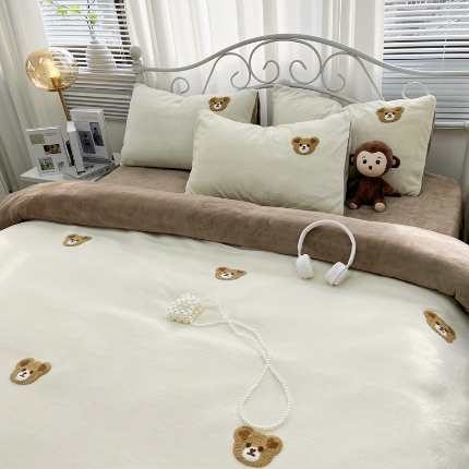 91家纺网 家纺一手货源 找家纺 （总）逸林家纺《原希尔顿逸林》 2024新款牛奶绒毛巾绣四件套加厚立体卡通牛奶绒四件套