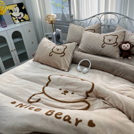 91家纺网 家纺一手货源 找家纺 （总）逸林家纺《原希尔顿逸林》 2024新款牛奶绒毛巾绣四件套加厚立体卡通牛奶绒四件套